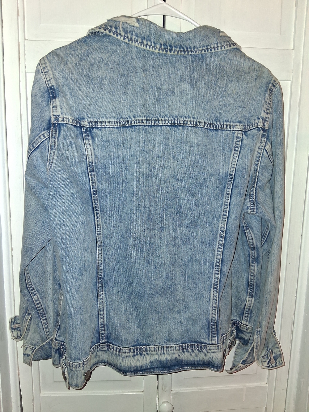 Old Navy Women's Oversized Boyfriend Light Blue Distressed Denim Jacket - Picture 6 of 9